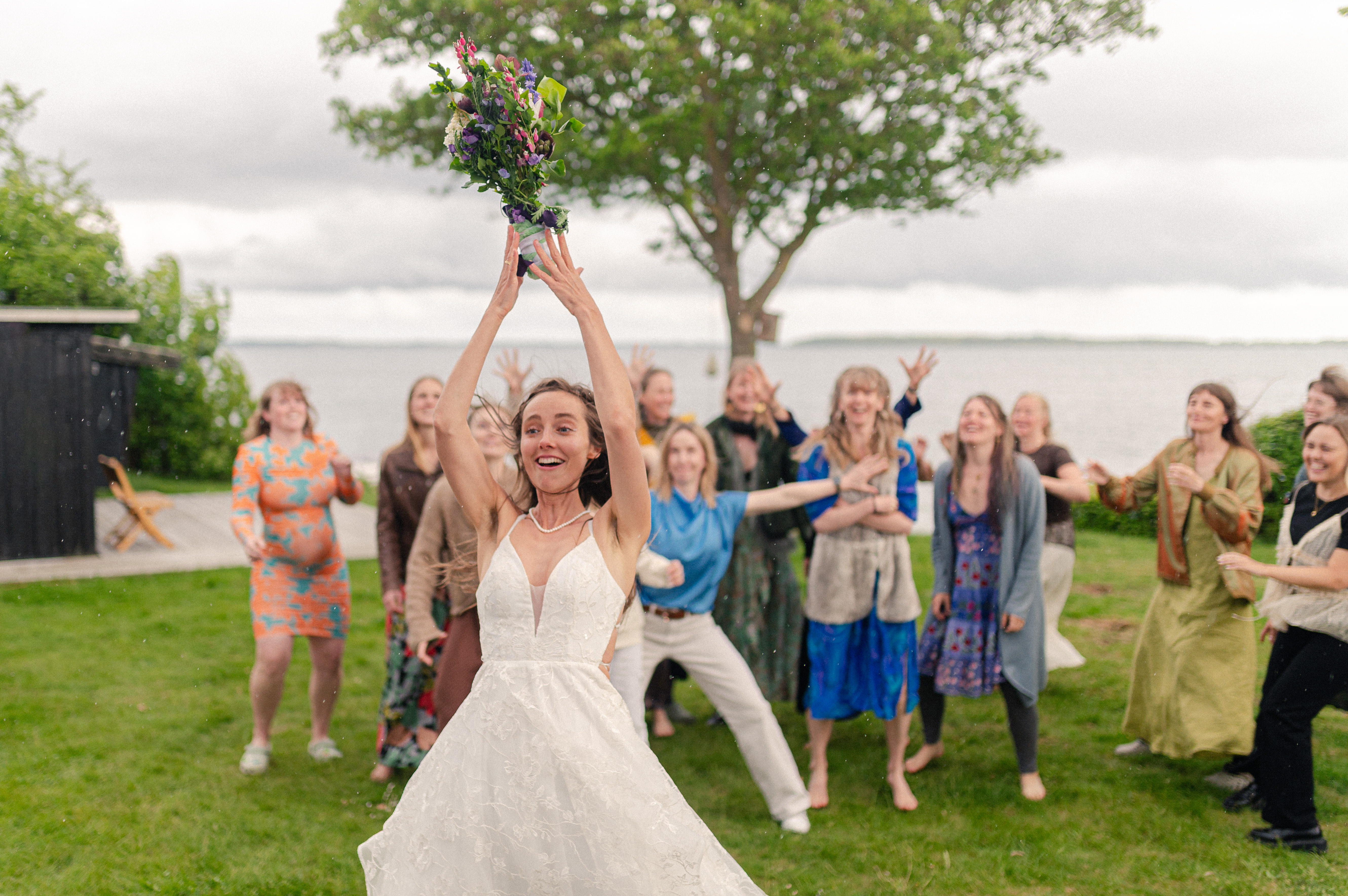 Buketkast med gæsternes reaktioner i baggrunden